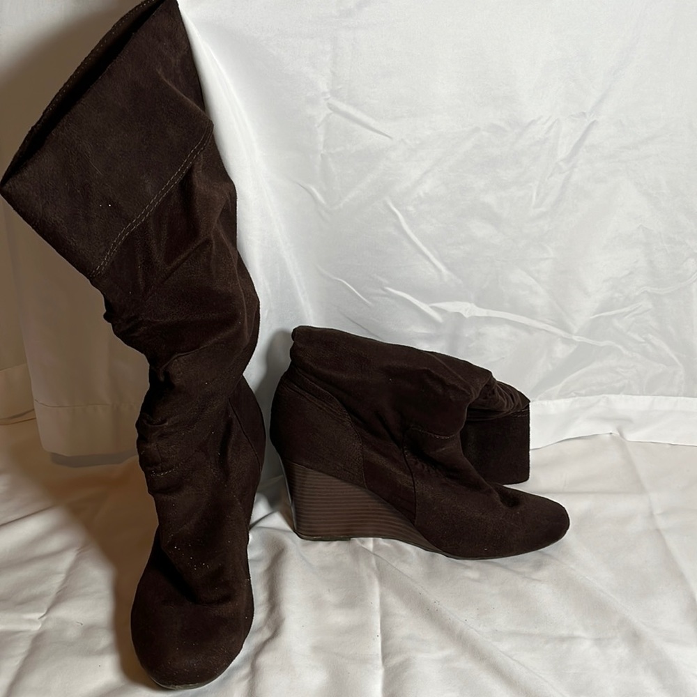 BROWN HEELED BOOTS